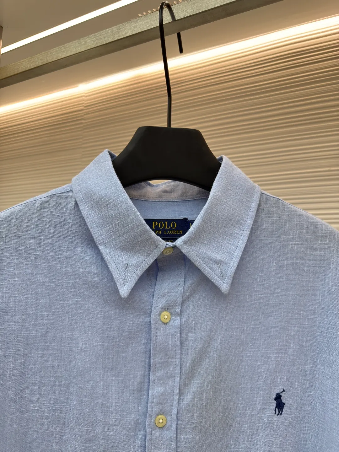 Ralph Lauren embroidered linen shirt ●Original version: Purchased and developed at 1690 ●Item number: 1680731-A75 ●Material: linen fabric ●Technology: embroidery production ●Version: fitted version ●Weight: about 240 grams ●Size: S-M-L-XL ●Description: Selected high-quality linen material with natural texture and breathability, firm and smooth, comfortable and skin-friendly, elegantly presented with a deep ink color The exquisite red pony mark is embellished, like a smart flame in the dark night. The clever design of the outer I-shaped pleated split back shoulder adds a sense of agility and detachment, and contains the soul of fashion in a minimalist shape. Adopt imported machine embroidery technology, use advanced computer control system and precision mechanical components to achieve the iconic pony embroidery operation with high precision and smooth and delicate lines. Adopting side-turning and embedded clamping stitching technology, it is smooth and tidy. The fabrics have been carefully washed and have a better feel and texture. They are not easy to deform, shrink or fade, and maintain long-term beauty. The overall wiring is straight and delicate, the fabric is comfortable and soft, and the color is consistent without color difference. It can be matched with the same style to create a fashionable look and control various occasions. Customized accessories, complete with three standards, same style for men and women!